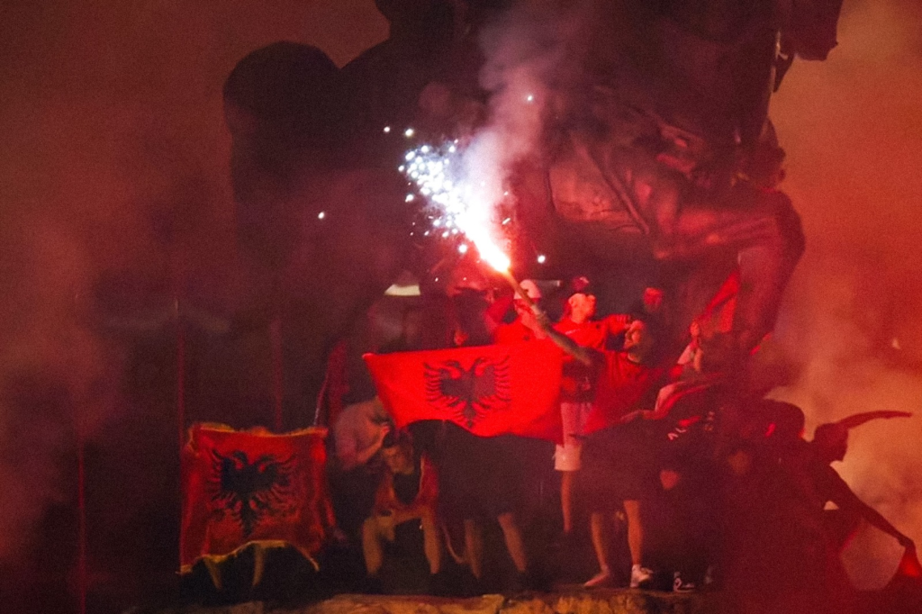 Албанија во пламен додека бунтот на младите напредува